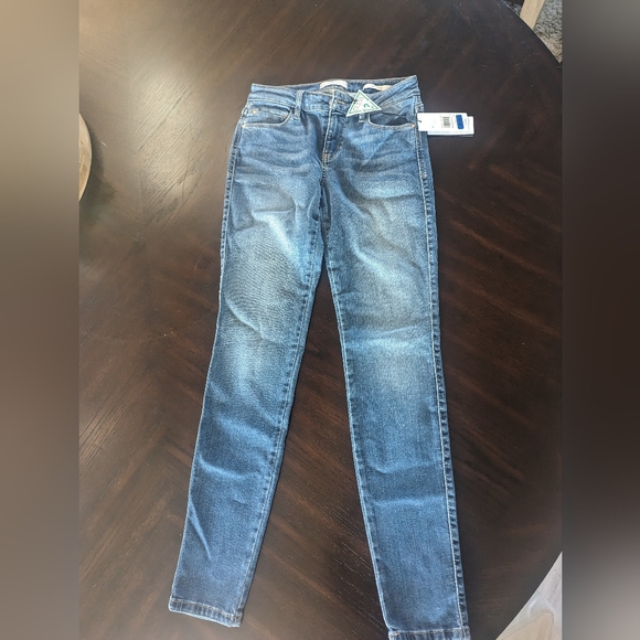 Woman's Guess skinny Jeans BNWT Size 28 - Picture 1 of 3